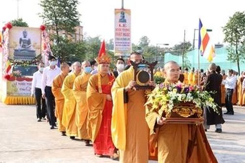 Rước tượng Ngọc Phật Thích Ca nặng 3,8 tấn