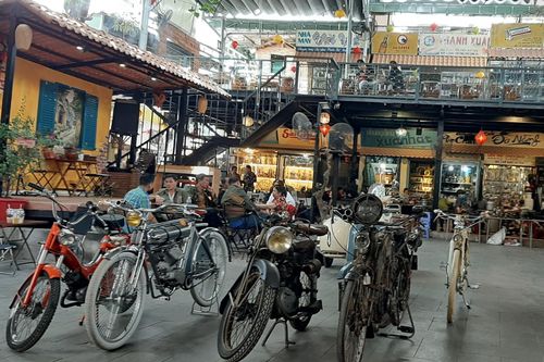 Đã mắt với những bộ sưu tập đồ cổ trong chợ đồ cổ độc nhất Sài Gòn