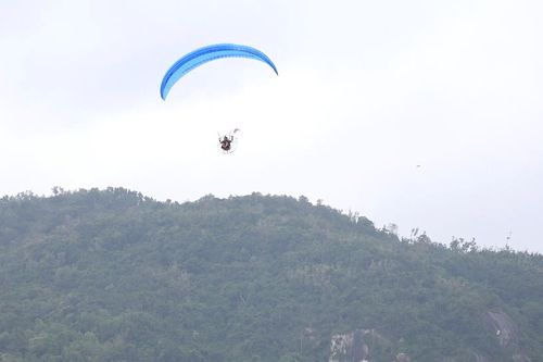 Gần 100 phi công dù lượn tranh tài trên đỉnh Phụng Hoàng Sơn