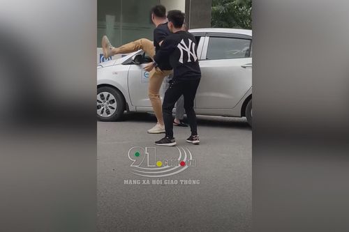 Nam thanh niên phá taxi công nghệ sau khi hủy chuyến