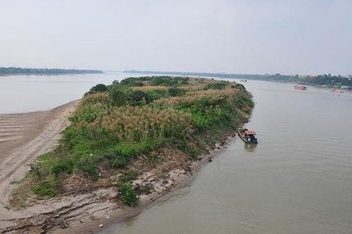 Hình dáng kỳ lạ của dải đất nổi giữa sông Hồng như một chiến hạm khổng lồ