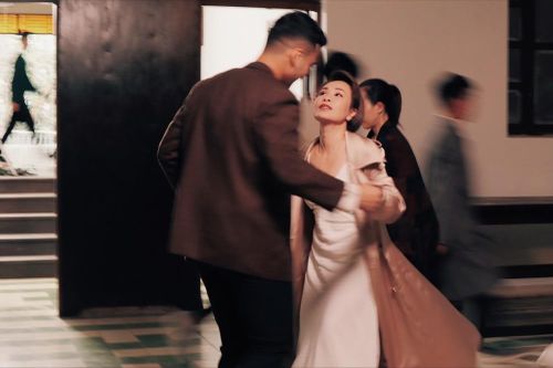Uyên Linh chấp nhận 'giấu mặt' nam chính để tôn được giọng hát của Vũ. trong MV mới