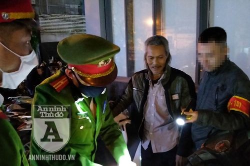 Vừa mua heroin, người đàn ông nhiều tuổi 'đầu trần' định thông chốt 141