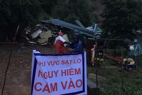 Đắk Lắk: Nhiều nhà dân bị đổ sập hoàn toàn do sạt lở núi