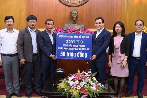 Chung tay hướng về đồng bào miền Trung