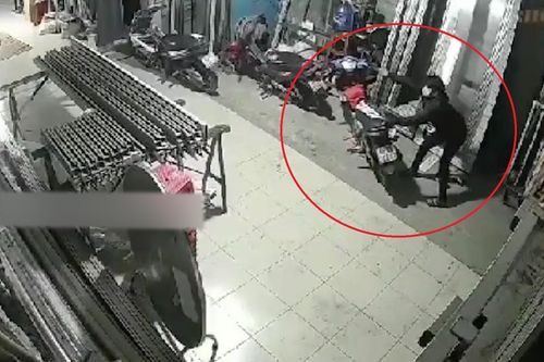 Tên trộm vào nhà xưởng ở TP.HCM đánh cắp xe máy