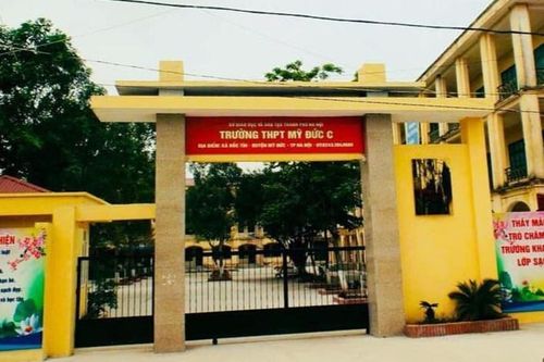 Học sinh cầm dao rượt nhau trong sân trường