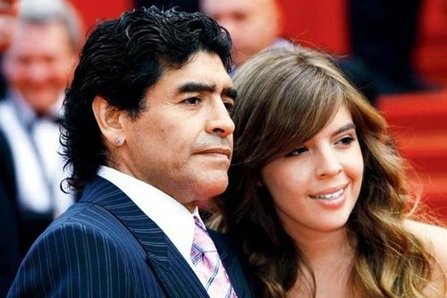 Con gái Maradona bật khóc trên khán đài