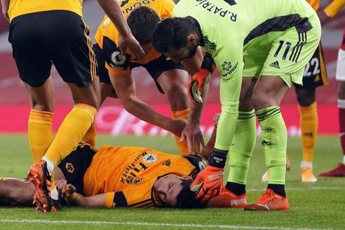 Raul Jimenez bị nứt hộp sọ sau va chạm với David Luiz