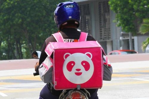 42 shipper giao đồ đến nhà một bé gái 7 tuổi ở Philippines
