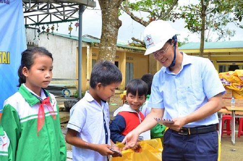 PC Quảng Ngãi: Trao quà hỗ trợ học sinh và các hộ gia đình miền núi