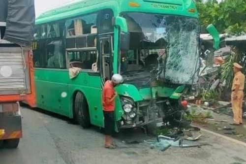 Tai nạn giao thông mới nhất hôm nay 30/11: Xe khách đấu đầu xe bồn, 6 người bị thương