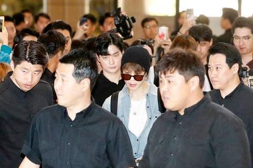 Đến cả vệ sĩ của BTS cũng gây thương nhớ vì quá đẹp trai
