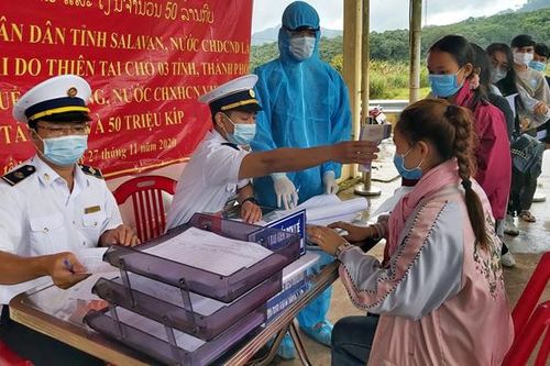 Đón 51, kiểm tra y tế, cách ly du học sinh Lào sang TT-Huế học tập