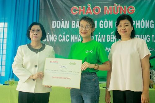 Báo SGGP và Công ty TNHH Grab Việt Nam trao 100 triệu đồng hỗ trợ Trung tâm Nuôi dạy trẻ khuyết tật Võ Hồng Sơn