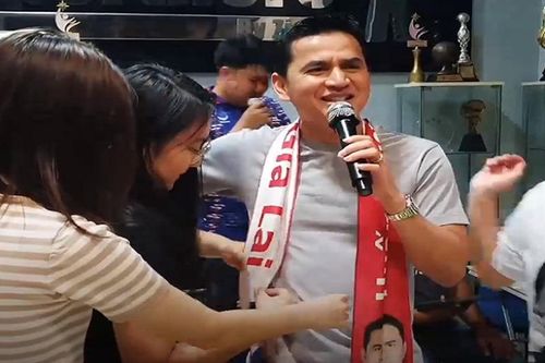 Kiatisak hát 'Hãy về đây bên anh' trong tiệc chia tay gia đình