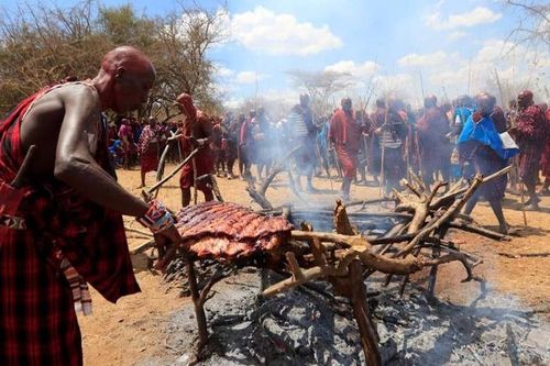 Kinh ngạc lượng thịt khổng lồ trong đại tiệc thịt của người Maasai