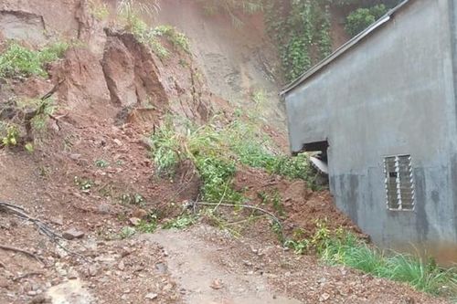 Sạt lở núi, nhiều hộ dân phải di dời khẩn cấp