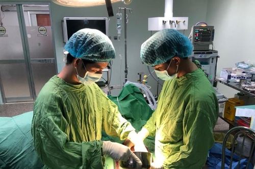 Cứu sống người phụ nữ bị máy xay thịt cuốn nát bàn tay