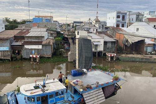 Xe tải chở lúa gây sập cầu, rơi xuống sông