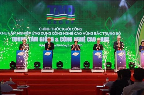 Gắn biển 'Trung tâm sản xuất giống cây Lâm nghiệp ứng dụng công nghệ cao Bắc Trung bộ'