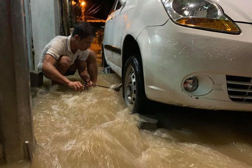 Nha Trang ngập nhiều nơi, dân thao thức không ngủ để canh lũ