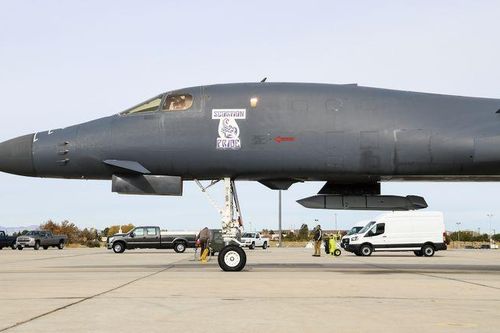 Xuất hiện 'vật lạ' dưới bụng oanh tạc cơ B-1 Lancer của không quân Mỹ