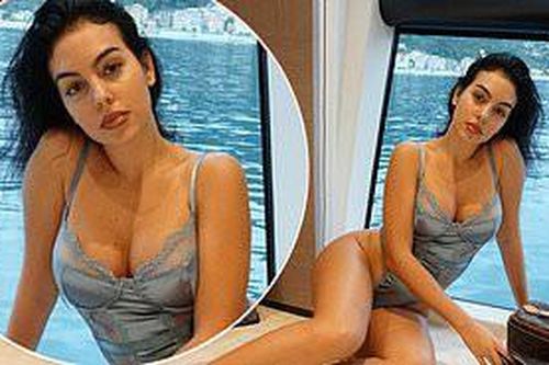 Bạn gái Ronaldo diện nội y nóng bỏng gây 'bão' mạng