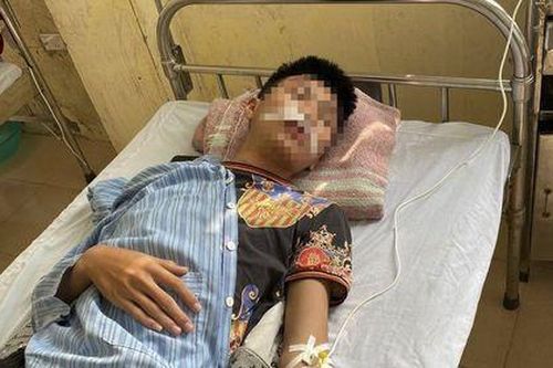 Hà Nội: Học sinh cầm dao đến trường truy đuổi bạn