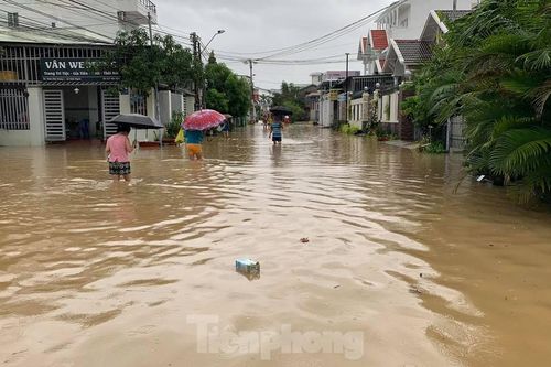 Dân Nha Trang 'vật lộn' di chuyển trên những con đường ngập chìm trong nước