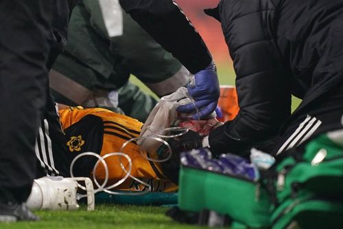 Hậu vệ Arsenal đổ máu, sao Wolves bất tỉnh sau pha va chạm kinh hoàng