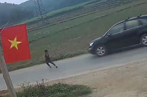 Tài xế phanh 'cháy lốp' và phản ứng phút chót của cậu bé lao sang đường