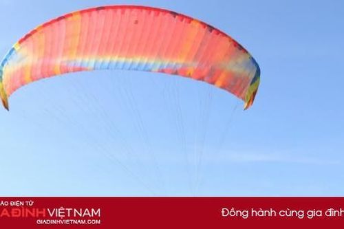 Mãn nhãn xem biểu diễn dù lượn 'Bay trên Phụng Hoàng Sơn'