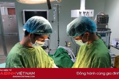 Mắc kẹt cả bàn tay trái khi vệ sinh máy xay thịt