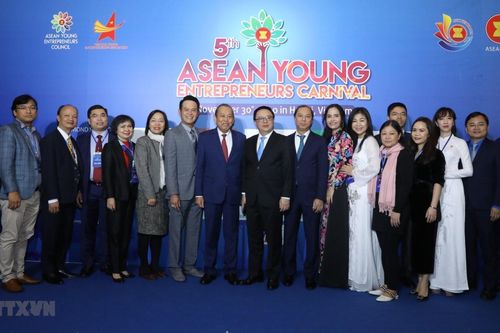 Trao cờ Chủ tịch Hội đồng Doanh nhân trẻ ASEAN 2021
