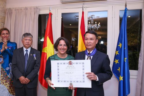 Tổng giám đốc TTXVN nhận huân chương cao quý của Nhà vua Tây Ban Nha