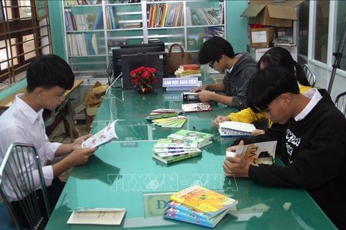 Trao tặng 'Tủ sách Đinh Hữu Dư' cho các trường học ở huyện miền núi Quảng Nam