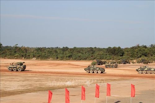 Lào diễn tập bắn đạn thật chào mừng 45 năm Quốc khánh