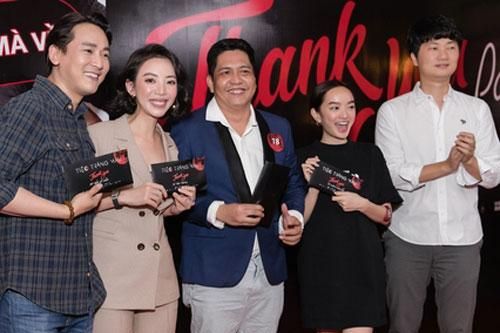 Êkíp 'Tiệc trăng máu' mở tiệc ăn mừng