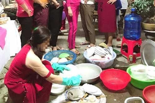 Hình ảnh gây 'bão' MXH của nàng dâu mới phải rửa cả chồng bát mà vẫn bị nhắc 'rửa chưa sạch thì rửa lại' và lý do cực thuyết phục được đưa ra