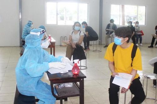 Tiếp nhận, cách ly 296 công dân Việt Nam về từ Pháp