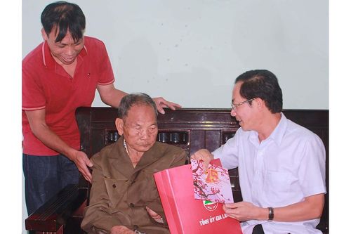 Phó Chủ tịch Thường trực UBND tỉnh Đỗ Tiến Đông thăm, tặng quà nguyên lãnh đạo tỉnh