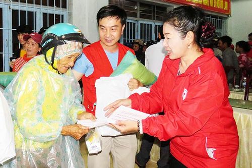 Hội Chữ thập đỏ tỉnh Đồng Nai: Tặng 300 suất quà cho người dân xã Vạn Bình