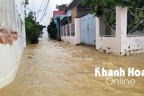 Mưa lớn kéo dài, nhiều nơi ở Nha Trang bị ngập