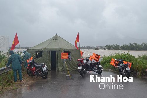 Diên Khánh lập nhiều chốt chặn tại các tuyến đường bị ngập sâu
