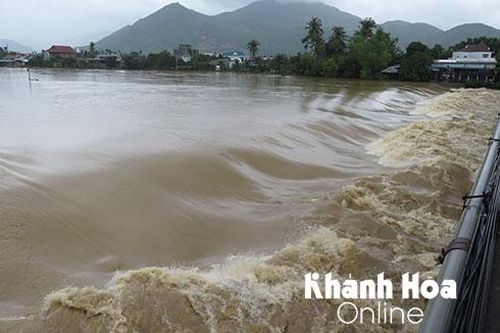 Đến chiều tối 30-11, Nha Trang vẫn chưa giảm ngập lụt