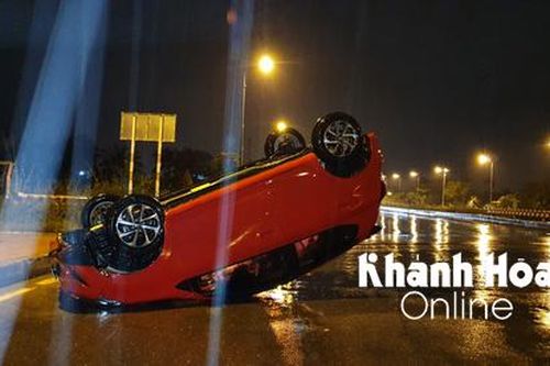 Tránh xe máy, ô tô 5 chỗ bị lật trên đại lộ Võ Nguyên Giáp