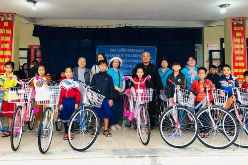 Các đơn vị hỗ trợ người nghèo, khánh thành cầu bê-tông
