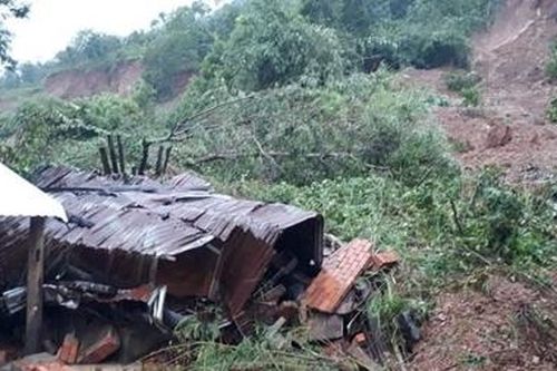 Mưa lớn gây sạt lở núi, nhiều nhà dân bị vùi lấp