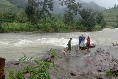 Một nhóm du khách mắc kẹt ở núi Tà Giang do mưa lũ